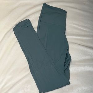 Gym shark leggings. V cut waist for a slimmer look and cuts off at ankles.